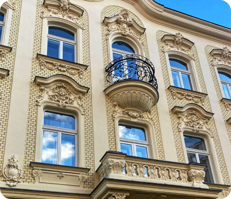 Přední fasáda budovy, kde sídlí sdílené kanceláře Cowork Presentmania